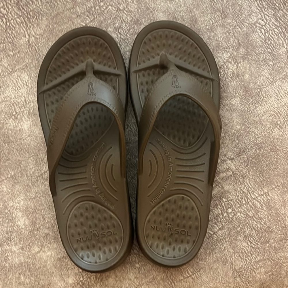 NuuSol Women’s Cascade Flip flop - smoked bronze size 9 -NEW